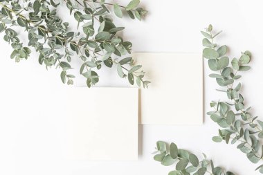 Yazın düzenlenmiş düğün masaüstü kırtasiyesi modeli. Boş bir tebrik ve davetiye kartı. Boş alanlı yeşil tropikal yapraklar