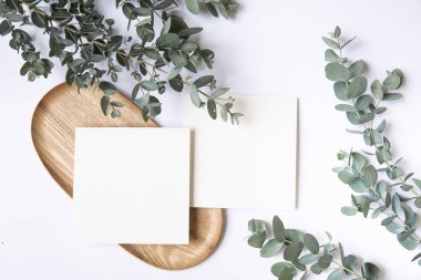 Yazın düzenlenmiş düğün masaüstü kırtasiyesi modeli. Boş bir tebrik ve davetiye kartı. Boş alanlı yeşil tropikal yapraklar