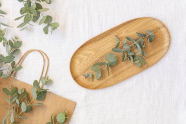 Canlı arkaplanda tropikal yapraklar. Düzleştirilmiş yaz kompozisyonu.