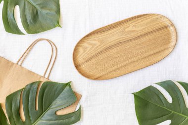 Canlı arkaplanda tropikal yapraklar. Düzleştirilmiş yaz kompozisyonu.