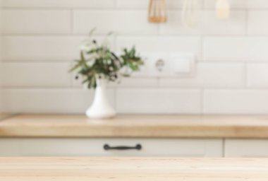 İskandinav mutfağının içi. Tahta bir masanın yüzeyi