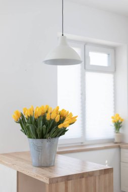 Mutfağın içinde bir buket taze lale var.