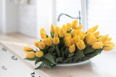 Mutfağın içinde bir buket taze lale var.