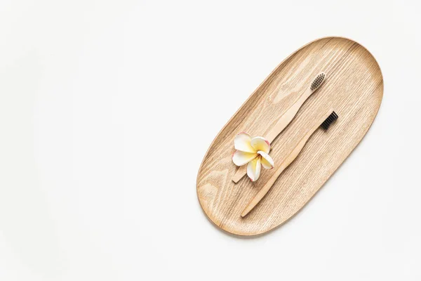 Bambu Tandborste Ett Bord Med Kopieringsutrymme Vit Bakgrund Stylad Sammansättning — Stockfoto