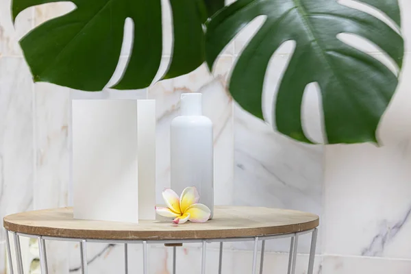 Tropische Modelkaart Stijl Huis Interieur Witte Fles Lotion — Stockfoto