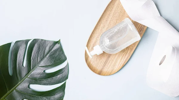 白いボトルとヤシの葉を熱帯の背景にスキンケアの概念 — ストック写真