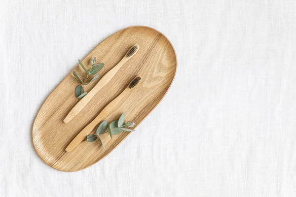 Bambus Zahnbürste Auf Einem Tisch Mit Kopierraum Auf Baumwollhintergrund Gestylte — Stockfoto