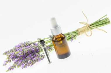 Kehribar lavanta yağı şişesi. Teslimat ve şişeyle izole edilmiş bir arka plan.