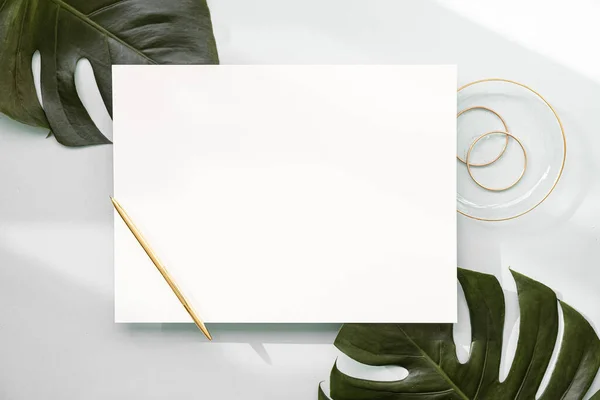 stock image Styled summer wedding desktop stationery mockup. Blank greeting and invitation card. Green tropical leaves with empty space