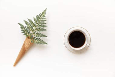 Canlı arkaplanda tropikal yapraklar. Düzleştirilmiş yaz kompozisyonu.