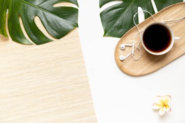 Canlı arkaplanda tropikal yapraklar. Düzleştirilmiş yaz kompozisyonu