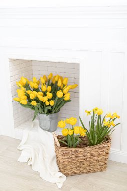 Evin içinde bir buket taze lale var.