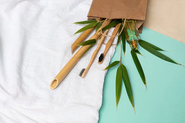 Escova Dentes Bambu Saco Ecológico Uma Mesa Com Espaço Cópia — Fotografia de Stock