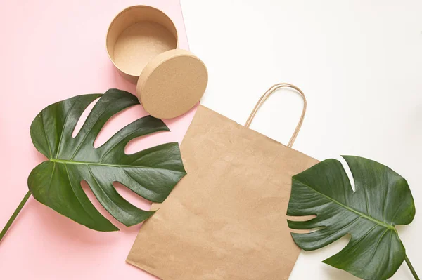 フラットレイのショッピングコンセプトで紙袋と熱帯の葉 エレガントなアクセサリーとエレガントな組成 — ストック写真