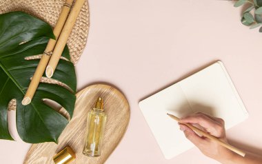 Tropik çalışma alanı konsepti. Not defteri ve tropik palmiye yaprakları. Model sunum çalışma yeri