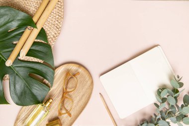 Tropik çalışma alanı konsepti. Not defteri ve tropik palmiye yaprakları. Model sunum çalışma yeri