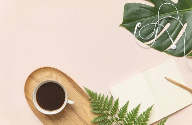 Tropik çalışma alanı konsepti. Not defteri ve tropik palmiye yaprakları. Model sunum çalışma yeri