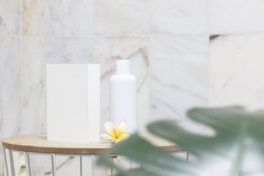 Tropik model kart. Tarz ev dekorasyonu. Beyaz şişe losyonu