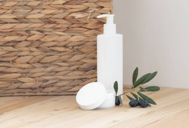 İskandinav mutfağının içi. Tahta bir masanın yüzeyi