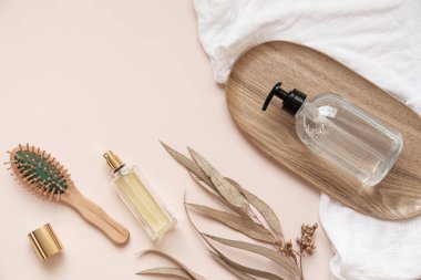 Canlı arkaplanda tropikal yapraklar. Düzleştirilmiş yaz kompozisyonu.