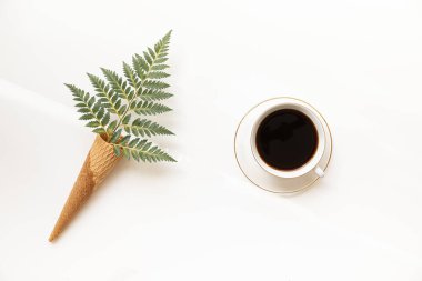 Canlı arkaplanda tropikal yapraklar. Düzleştirilmiş yaz kompozisyonu.