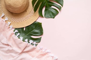 Canlı arkaplanda tropikal yapraklar. Düzleştirilmiş yaz kompozisyonu.