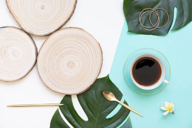 Canlı arkaplanda tropikal yapraklar. Düzleştirilmiş yaz kompozisyonu.