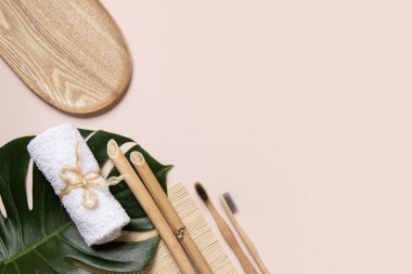 Çevre dostu sabah aksesuarları, havlu, krem, gargara, pastel arka planda diş fırçası. Biçimli sıfır atık kavramı üst görünümü