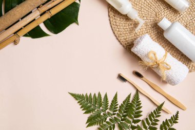 Çevre dostu sabah aksesuarları, havlu, losyon, krem, gargara, pastel arka planda diş fırçası. Biçimli sıfır atık kavramı üst görünümü