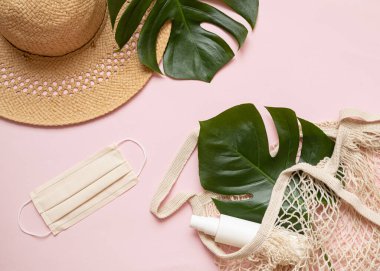 Beyaz şişe ve tropik arka planda palmiye yapraklarıyla cilt bakımı kavramı