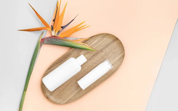 Huidverzorging Concept Met Witte Fles Palmbladeren Tropische Achtergrond — Stockfoto