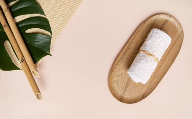 Canlı arkaplanda tropikal yapraklar. Düzleştirilmiş yaz kompozisyonu.