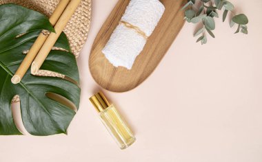 Canlı arkaplanda tropikal yapraklar. Düzleştirilmiş yaz kompozisyonu.