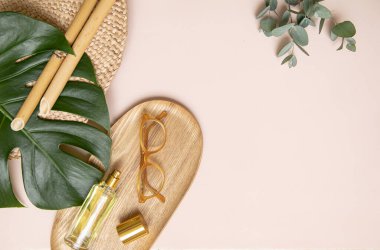 Canlı arkaplanda tropikal yapraklar. Düzleştirilmiş yaz kompozisyonu.