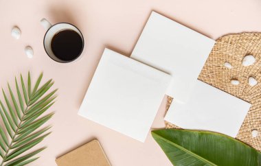 Yazın düzenlenmiş düğün masaüstü kırtasiyesi modeli. Boş bir tebrik ve davetiye kartı. Boş alanlı yeşil tropikal yapraklar