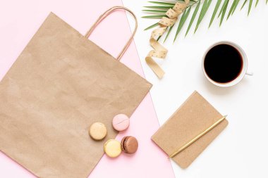 Poşetli ve tropikal yapraklı düz konsept. Zarif aksesuarları olan zarif bir kompozisyon