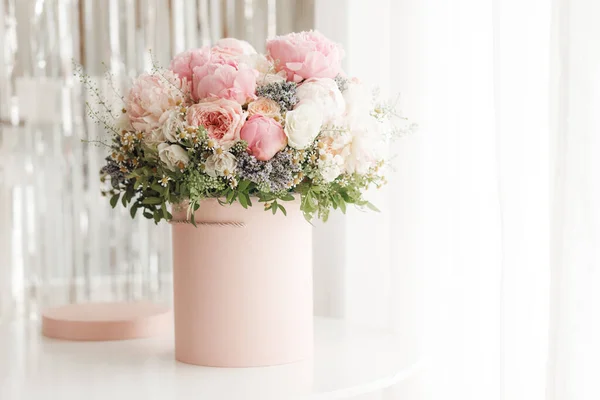 Élégant Bouquet Roses Fraîches Pivoines Marguerites Dans Une Boîte Rose — Photo