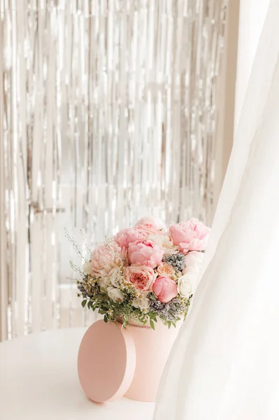 Elegante Bouquet Rose Fresche Peonie Margherite Una Scatola Rosa Splendidamente — Foto Stock