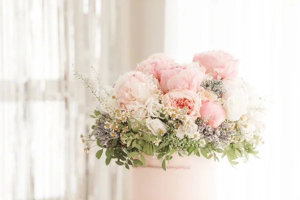 Elegante Buquê Rosas Frescas Peônias Margaridas Uma Caixa Rosa Lindamente — Fotografia de Stock