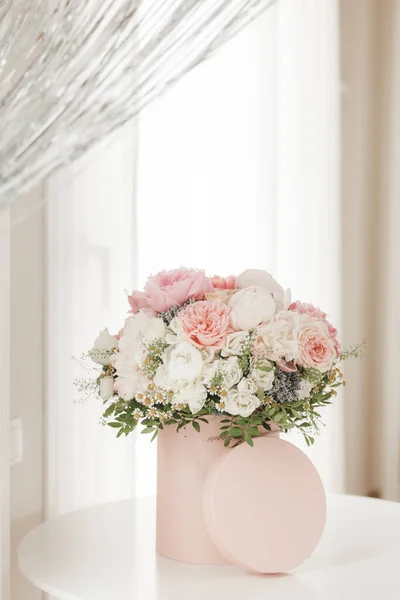 Élégant Bouquet Roses Fraîches Pivoines Marguerites Dans Une Boîte Rose — Photo