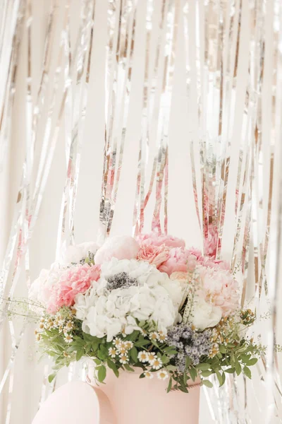 ピンクの箱の中に新鮮なバラ デイジーのエレガントな花束は 美しく配置され 光に満ちた窓によって配置されます 高品質の写真 誕生日 結婚式のための完璧な贈り物を作る — ストック写真