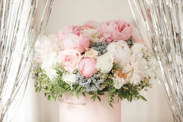 Elegante Buquê Rosas Frescas Peônias Margaridas Uma Caixa Rosa Lindamente — Fotografia de Stock