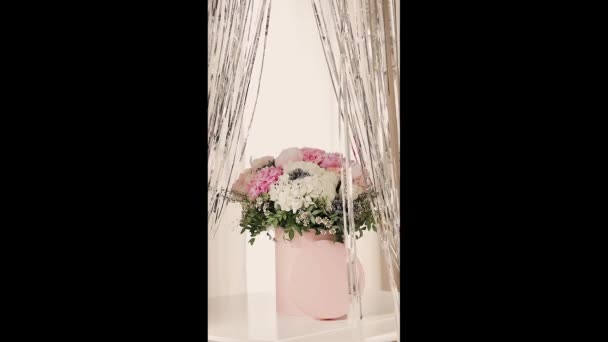Elegante Ramo Rosas Frescas Peonías Margaritas Una Caja Rosa Bellamente — Vídeos de Stock