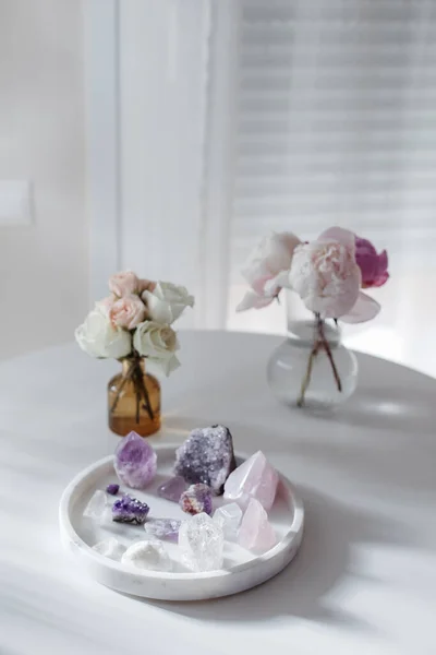 有紫水晶和石英的花玫瑰 大理石上的静物画 高质量的照片 — 图库照片