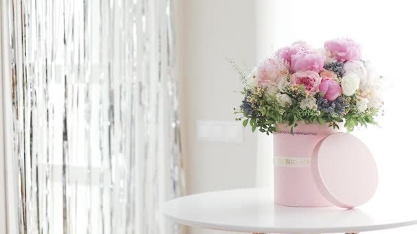 분홍색 상자에 데이지의우아 부케아름다운 배치와 고품질 결혼식에 선물을 만들어 — 비디오