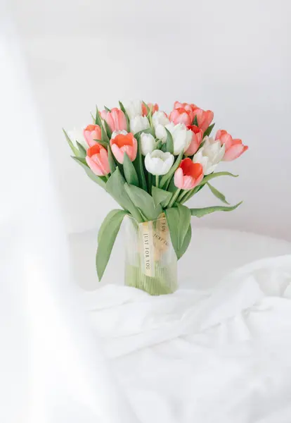 白いインテリアの赤いチューリップ 高品質の花の写真 — ストック写真