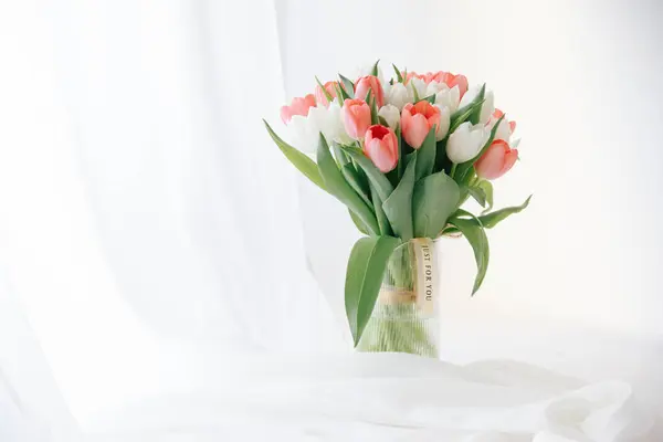 Röda Tulpaner Vit Inredning Hög Kvalitet Blommigt Foto — Stockfoto