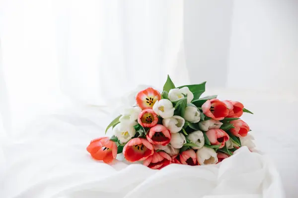 白いインテリアの赤いチューリップ 高品質の花の写真 — ストック写真