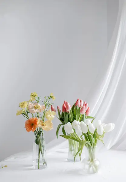 明るいロマンチックな花のインテリアホワイトコピースペースの背景 — ストック写真