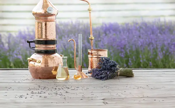 ラベンダー精油と水和物の蒸留 開花フィールドのための銅Alambik — ストック写真